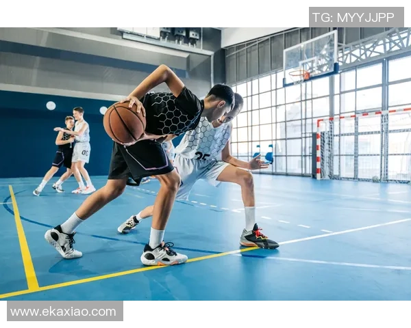 成都篮球队耐力训练的挑战与突破探索球场上的坚持与成长 成都篮球队耐力训练的挑战与突破探索球场上的坚持与成长